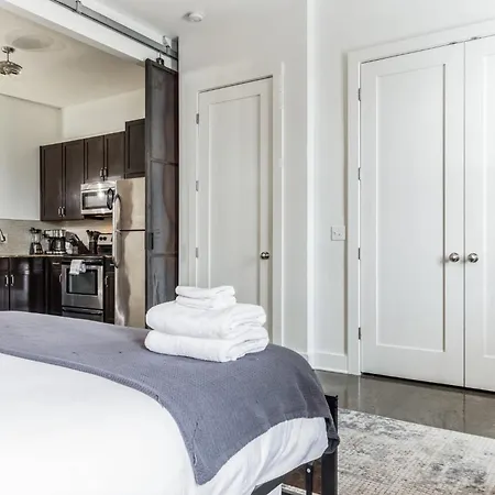 Chic And Modern West End Living Holiday home *