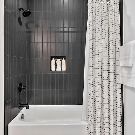 Penthouse View Flat Modern Design With Balcony Nashville
