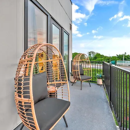 Penthouse View Flat Modern Design With Balcony *