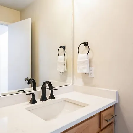 Holiday home 2 Bdr Riverfront Living In Downtown Nashville