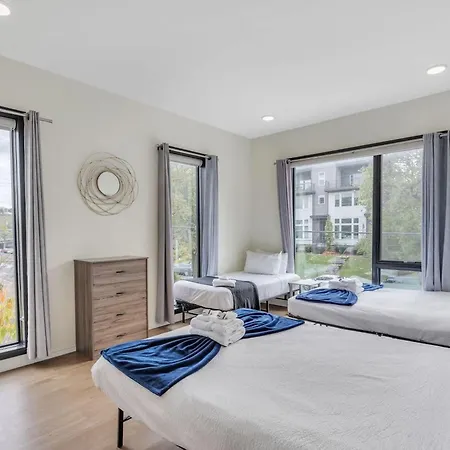 Trendy For 8 In Highly Walkable Neighborhood