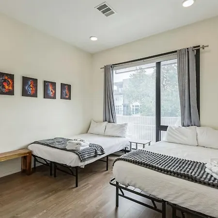Trendy For 8 In Highly Walkable Neighborhood
