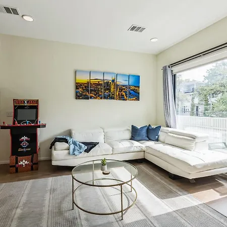 Trendy For 8 In Highly Walkable Neighborhood
