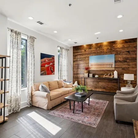 Centennial Park Near Broadway Sleeps 4