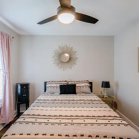 Centrally Located Cozy Pet Friendly *
