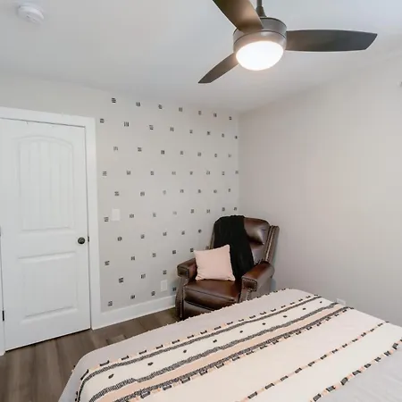 Centrally Located Cozy Pet Friendly *