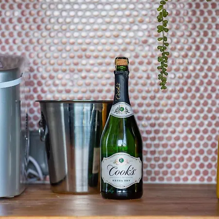 Holiday home The Jolene Bubbly Bar With Views 5min To Dt *