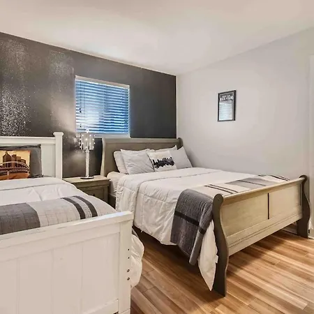 Uncork And Unwind Free Parking Pool Walk To Broadway!