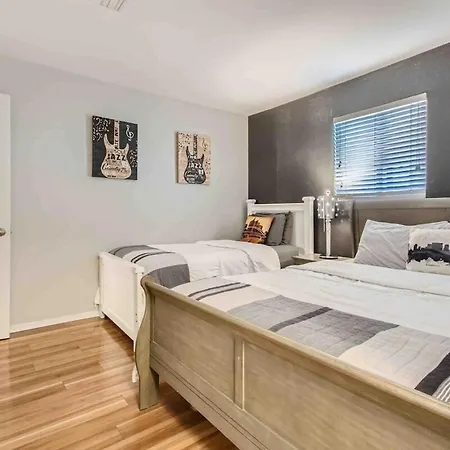 Uncork And Unwind Free Parking Pool Walk To Broadway! Apartment *