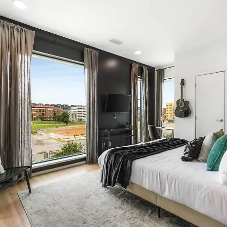 Riverview With Garage And Balcony And Walk Downtown