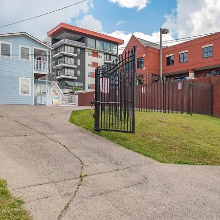 The Dolly House On Music Row - 4br - Sleeps 12 Holiday home Nashville