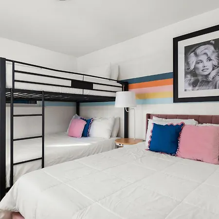 Apartment Dolly On Music Row Sleeps 12