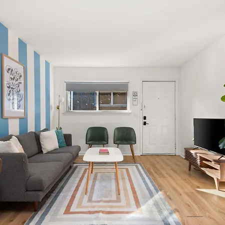 Dolly On Music Row Sleeps 12 Apartment