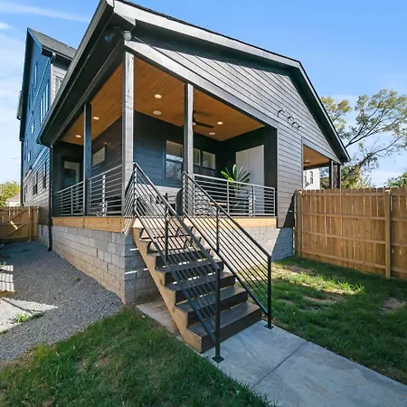 Rooftop Lounge 2 Miles From Broadway Holiday home *
