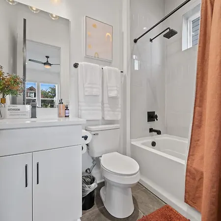 Holiday home Rooftop Lounge 2 Miles From Broadway *