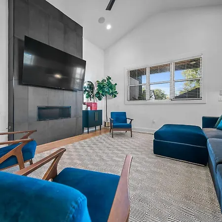 Holiday home Rooftop Lounge 2 Miles From Broadway
