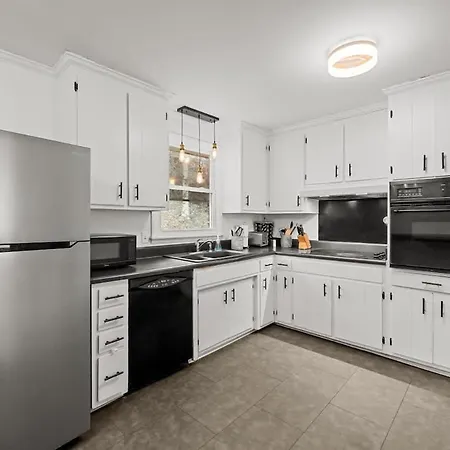 Game And Bunks Sleeps 12 Near Downtown Holiday home *