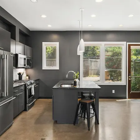 Holiday home Rooftop Patio With Parking Walk To Belmont And 12 South
