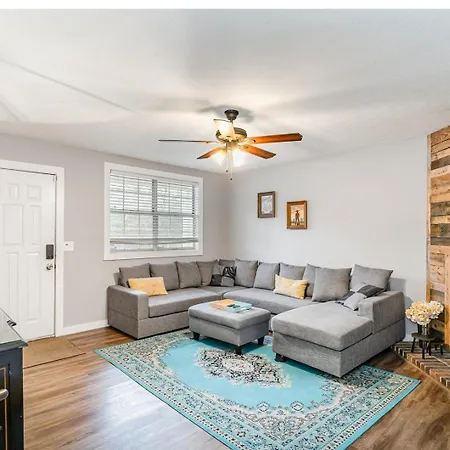 Apartment 2 Units, Sleeps 16, Mins To Downtown - Airport *