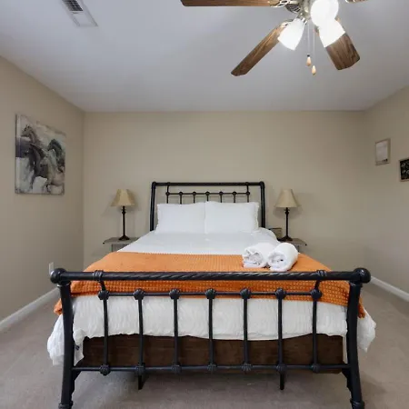 Relaxing 3br Retreat 15 Minutes To Broadway Holiday home