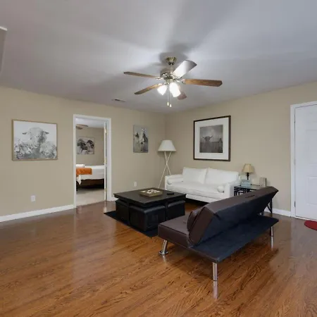 Relaxing 3br Retreat 15 Minutes To Broadway Holiday home