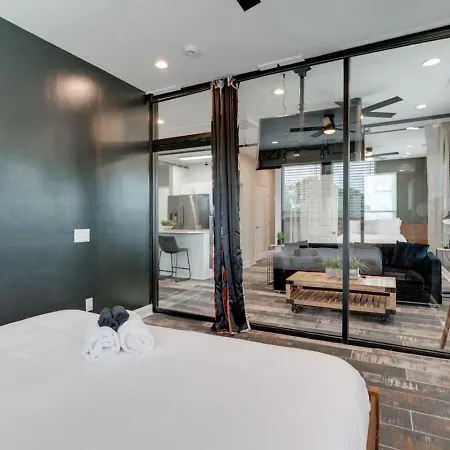 Apartment Modern Getaway Near Vandy *