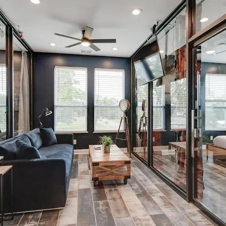 Modern Getaway Near Vandy Apartment *