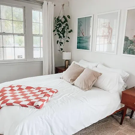 Apartment 12 South Historic Walkable Haven