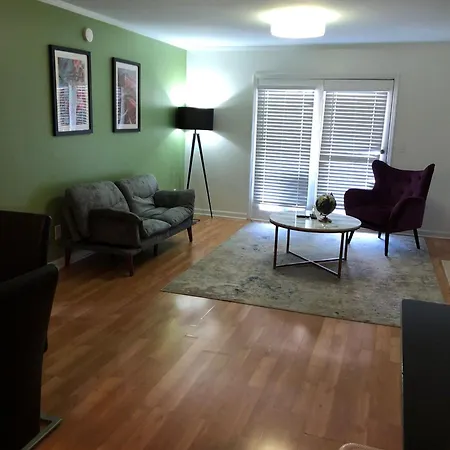 Luxury Midtown 2br Family Sleeps 8 Guests With Private Balcony And Optional Parking Walk To Parthenon & Vanderbilt Near Broadway Nashville