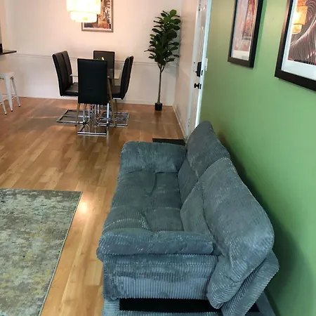 Luxury Midtown 2br Family Sleeps 8 Guests With Private Balcony And Optional Parking Walk To Parthenon & Vanderbilt Near Broadway Nashville