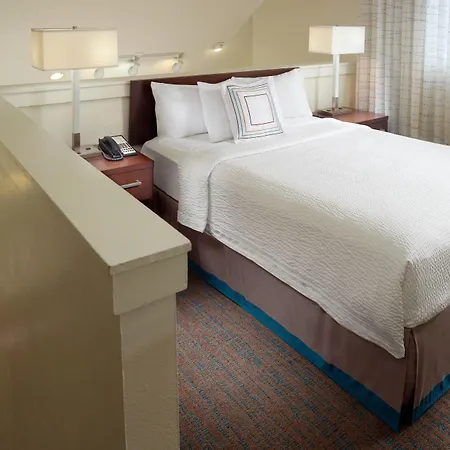 Hotel By Marriott Airport 3*