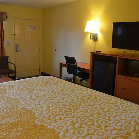 Days By Wyndham Airport East Nashville