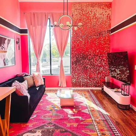 Dolly's Glam Getaway - Glittering Gem Near Broadway Holiday home *