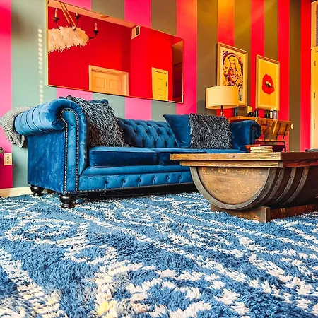 Holiday home Dolly's Yacht Club - Cozy Retreat Near Broadway *