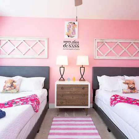 Lipstick & Boots - Luxury 3-level With Private Garage Near Music Row