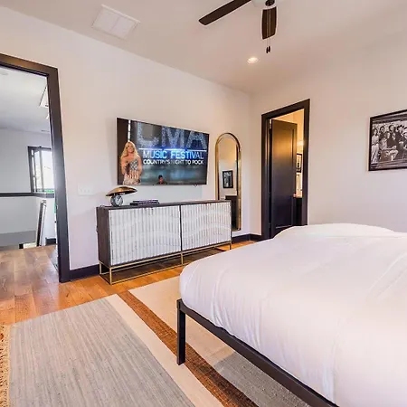 Holiday home Two Lavish Gulch Homes - Mins To Broadway