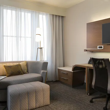 Courtyard By Marriott Downtown Hotel