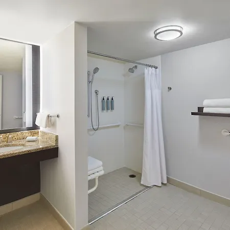 Courtyard By Marriott Downtown Hotel