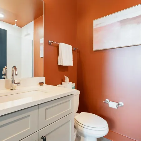 Luxe-rooftop Echo-private Deck-4 Mins Broadway Holiday home Nashville