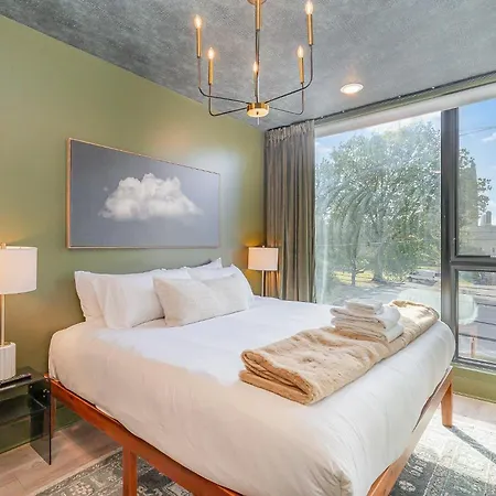 Holiday home Luxe-rooftop Echo-private Deck-4 Mins Broadway *