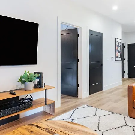 Holiday home Sleeps 42 7 Modern Midtown W Gym, Pool, Walkable To Shops & Eats *