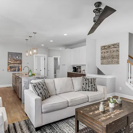 Spacious Close To Belmont Rooftop Holiday home *