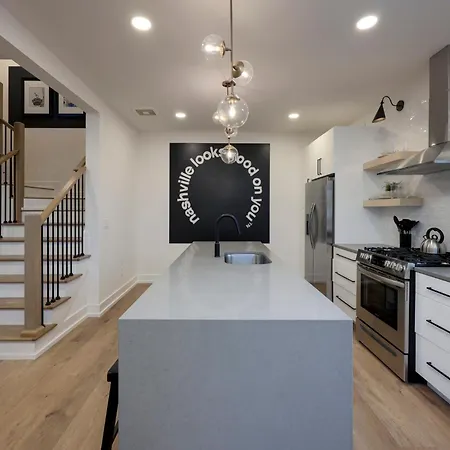 Holiday home Skyline Luxury - Rooftop Deck- King Suites-garage *