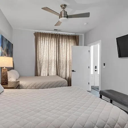 Spacious Close To Belmont Rooftop Holiday home *