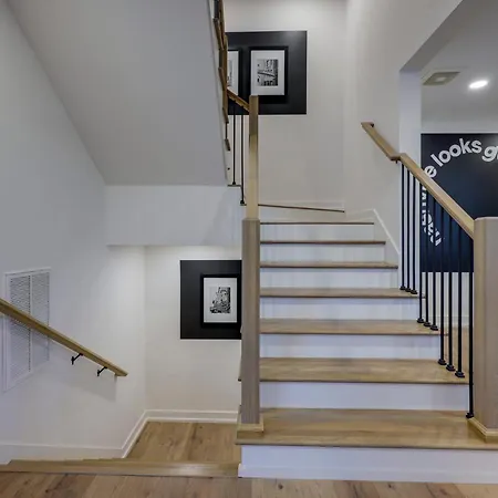 Skyline Luxury - Rooftop Deck- King Suites-garage Holiday home *