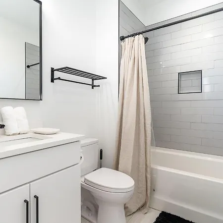 Holiday home Nimbus-rooftop Deck-hot Tub-mins To Broadway
