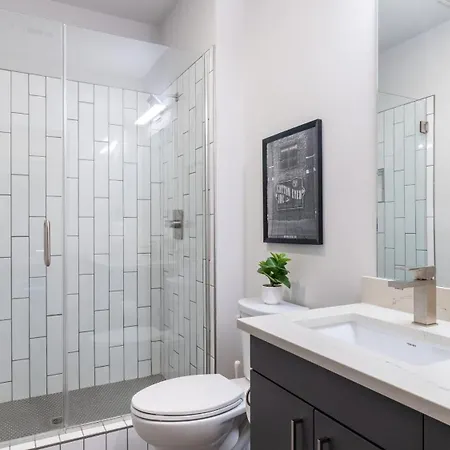 Holiday home Sleeps 42 7 Modern Midtown W Gym, Pool, Walkable To Shops & Eats