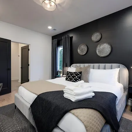 Skyline Luxury - Rooftop Deck- King Suites-garage Holiday home