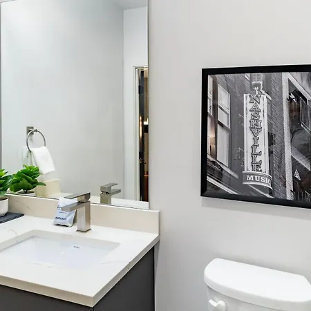 Sleeps 42 7 Modern Midtown W Gym, Pool, Walkable To Shops & Eats * Nashville