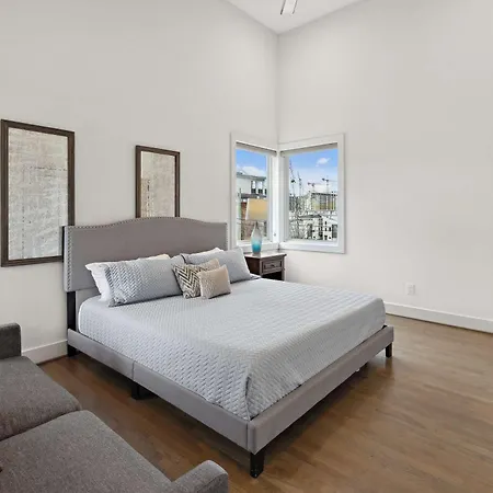 Holiday home Gorgeous Home-2 Miles To Lower Broadway *